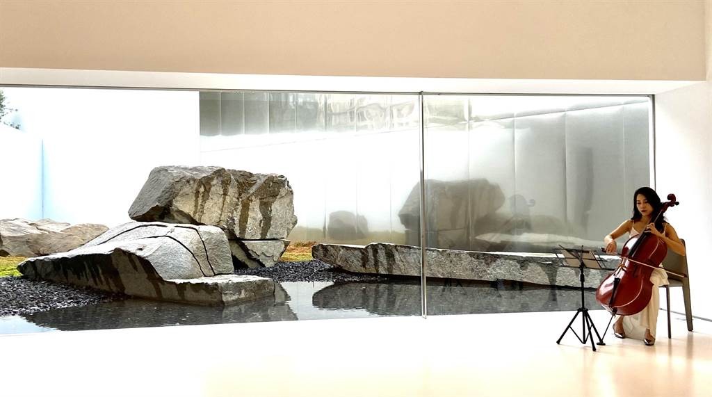 日本石雕國寶大師「和泉正敏」的石雕，未來將進駐「由鉅惟上」豪宅，生命力與自然寫意動人心弦。（盧金足攝）