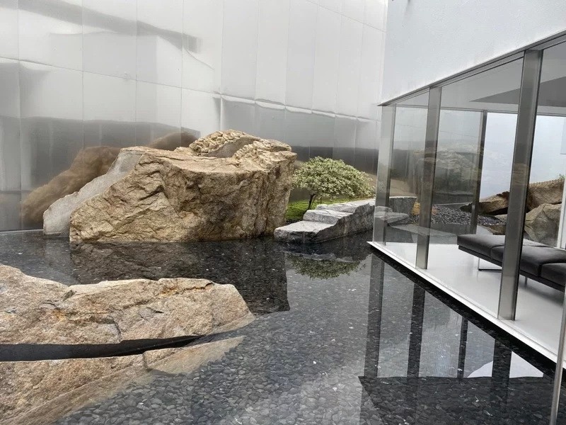 日本石雕國寶大師「和泉正敏」作品落腳台中，在由鉅惟上技研所展出。記者趙容萱／攝影